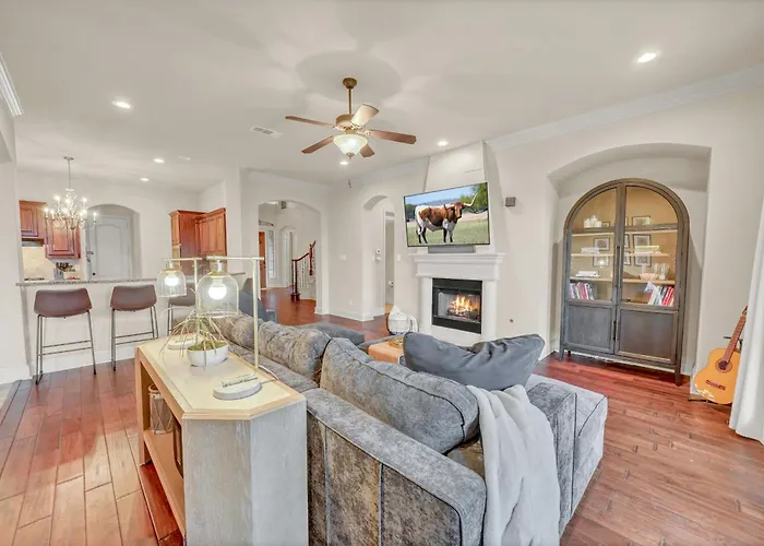 New Luxury Retreat With Skyline Views & Theater Holiday home