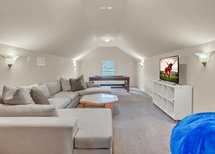 New Luxury Retreat With Skyline Views & Theater *