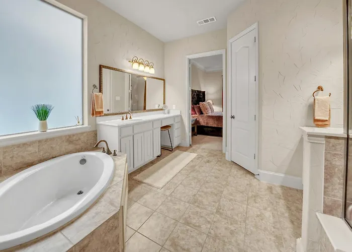 Holiday home New Luxury Retreat With Skyline Views & Theater Fort Worth