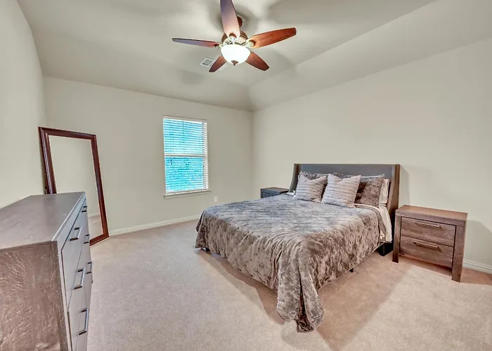 New Luxury Retreat With Skyline Views & Theater *