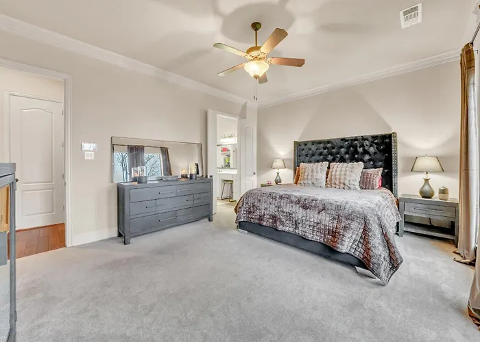 Holiday home New Luxury Retreat With Skyline Views & Theater