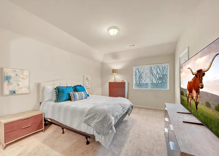 New Luxury Retreat With Skyline Views & Theater Holiday home *