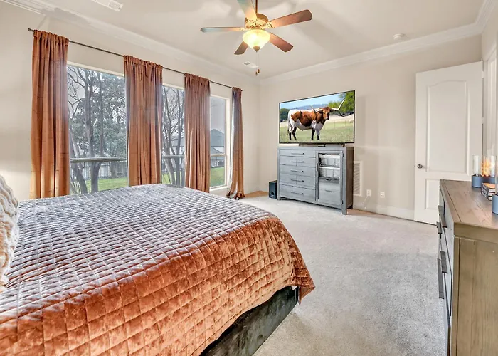 New Luxury Retreat With Skyline Views & Theater Holiday home
