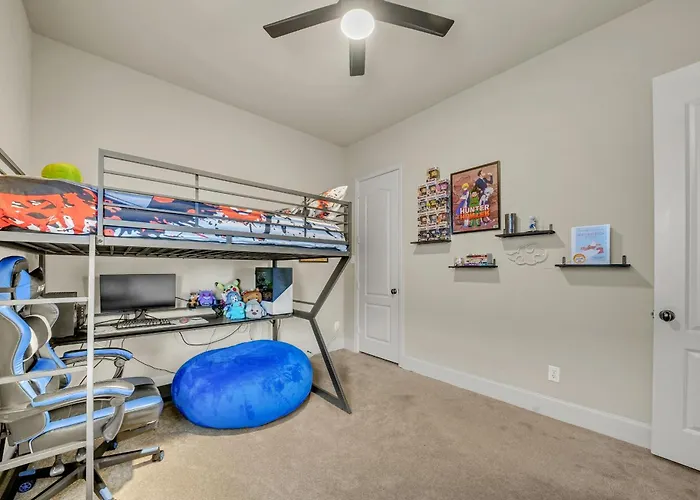New Luxury Retreat With Skyline Views & Theater *