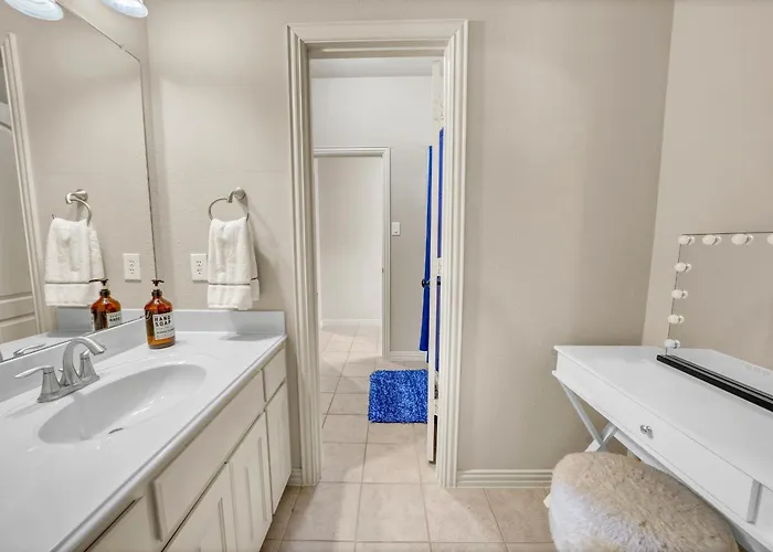 New Luxury Retreat With Skyline Views & Theater Holiday home Fort Worth