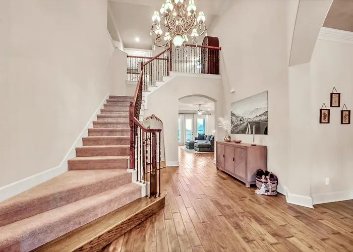 New Luxury Retreat With Skyline Views & Theater Holiday home *