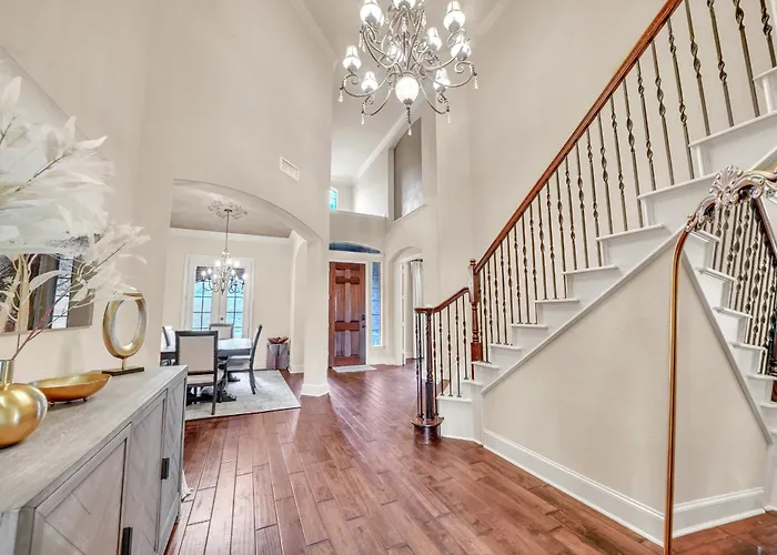 New Luxury Retreat With Skyline Views & Theater Holiday home Fort Worth