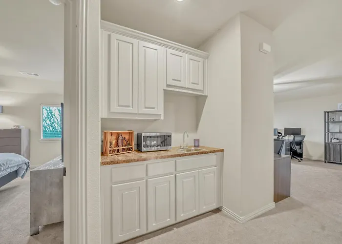 New Luxury Retreat With Skyline Views & Theater Holiday home