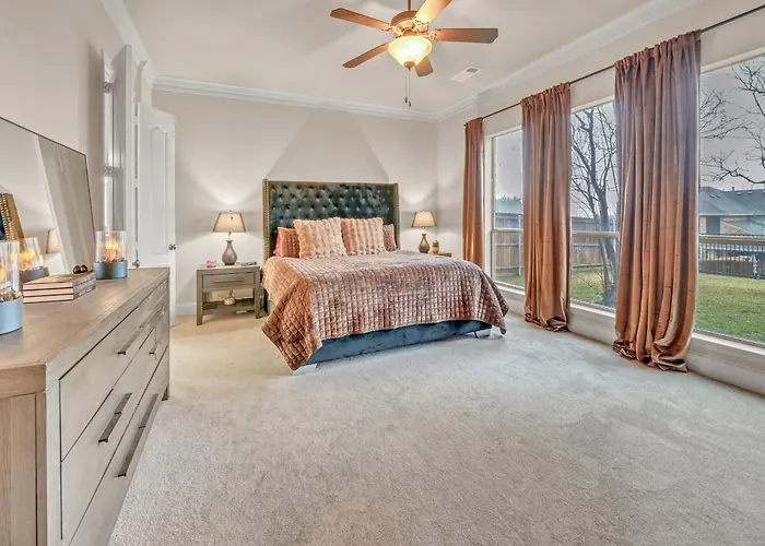 Holiday home New Luxury Retreat With Skyline Views & Theater Fort Worth