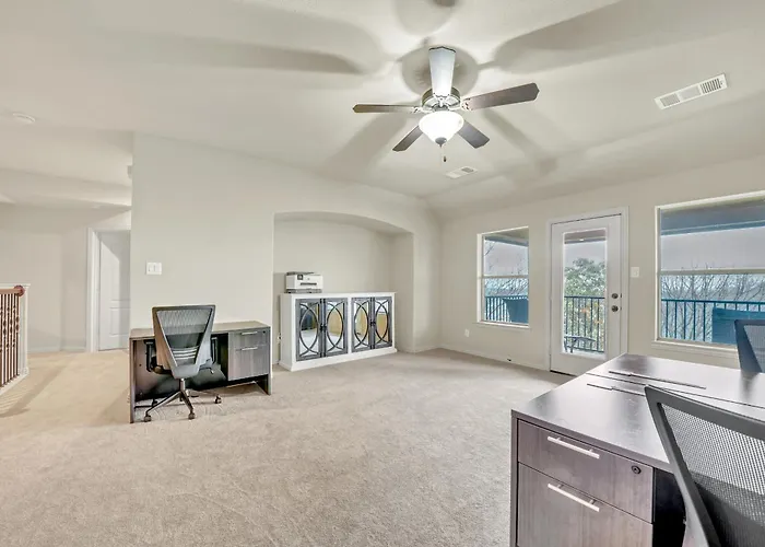 New Luxury Retreat With Skyline Views & Theater Holiday home Fort Worth