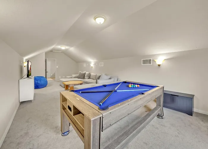 Holiday home New Luxury Retreat With Skyline Views & Theater