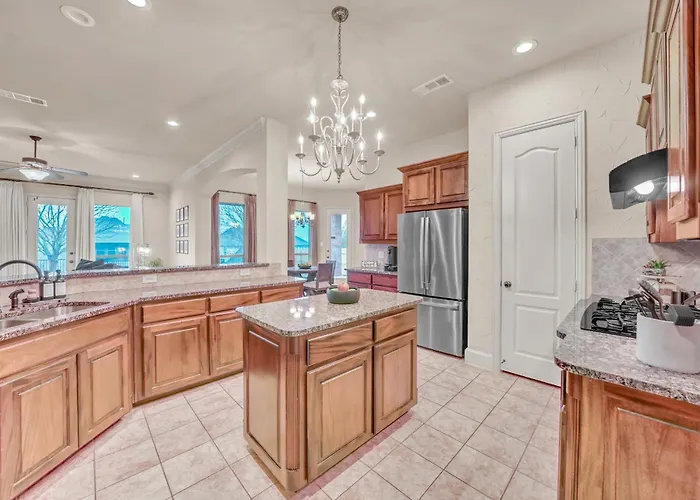 New Luxury Retreat With Skyline Views & Theater Holiday home *