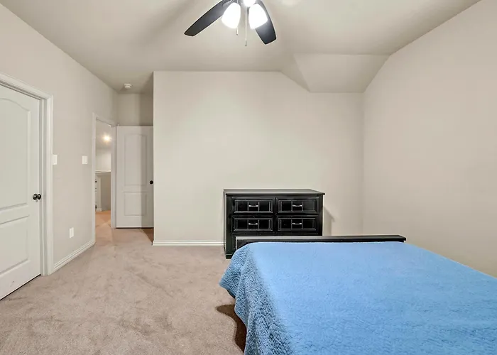 New Luxury Retreat With Skyline Views & Theater *