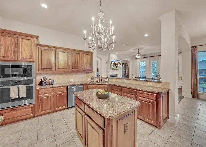 New Luxury Retreat With Skyline Views & Theater Holiday home