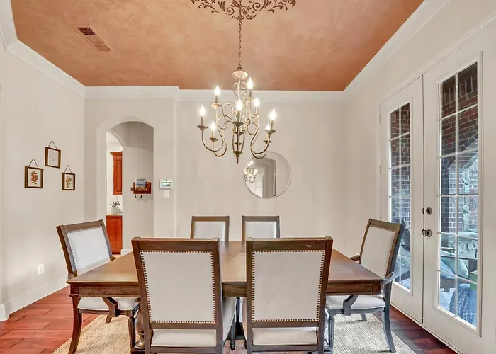 New Luxury Retreat With Skyline Views & Theater Holiday home Fort Worth