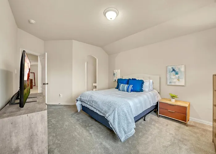 New Luxury Retreat With Skyline Views & Theater Holiday home *