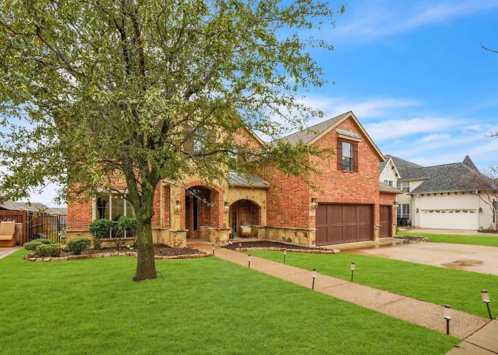 New Luxury Retreat With Skyline Views & Theater Holiday home Fort Worth