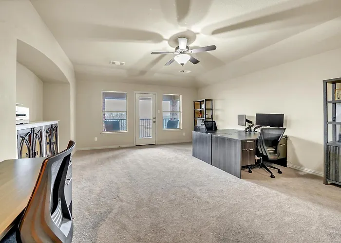 New Luxury Retreat With Skyline Views & Theater Holiday home *