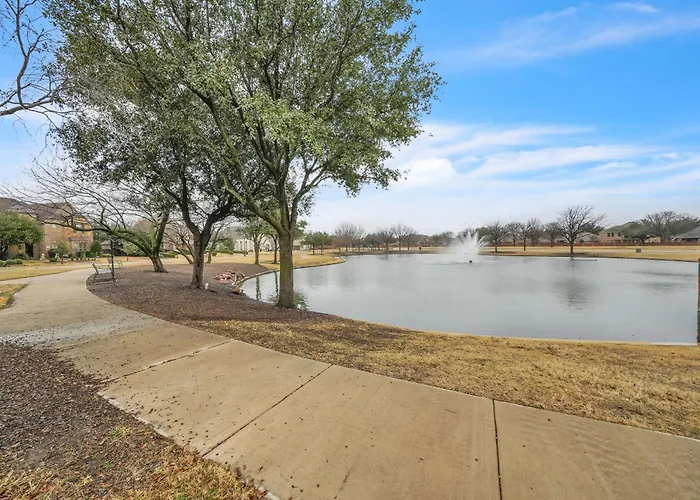New Luxury Retreat With Skyline Views & Theater Fort Worth